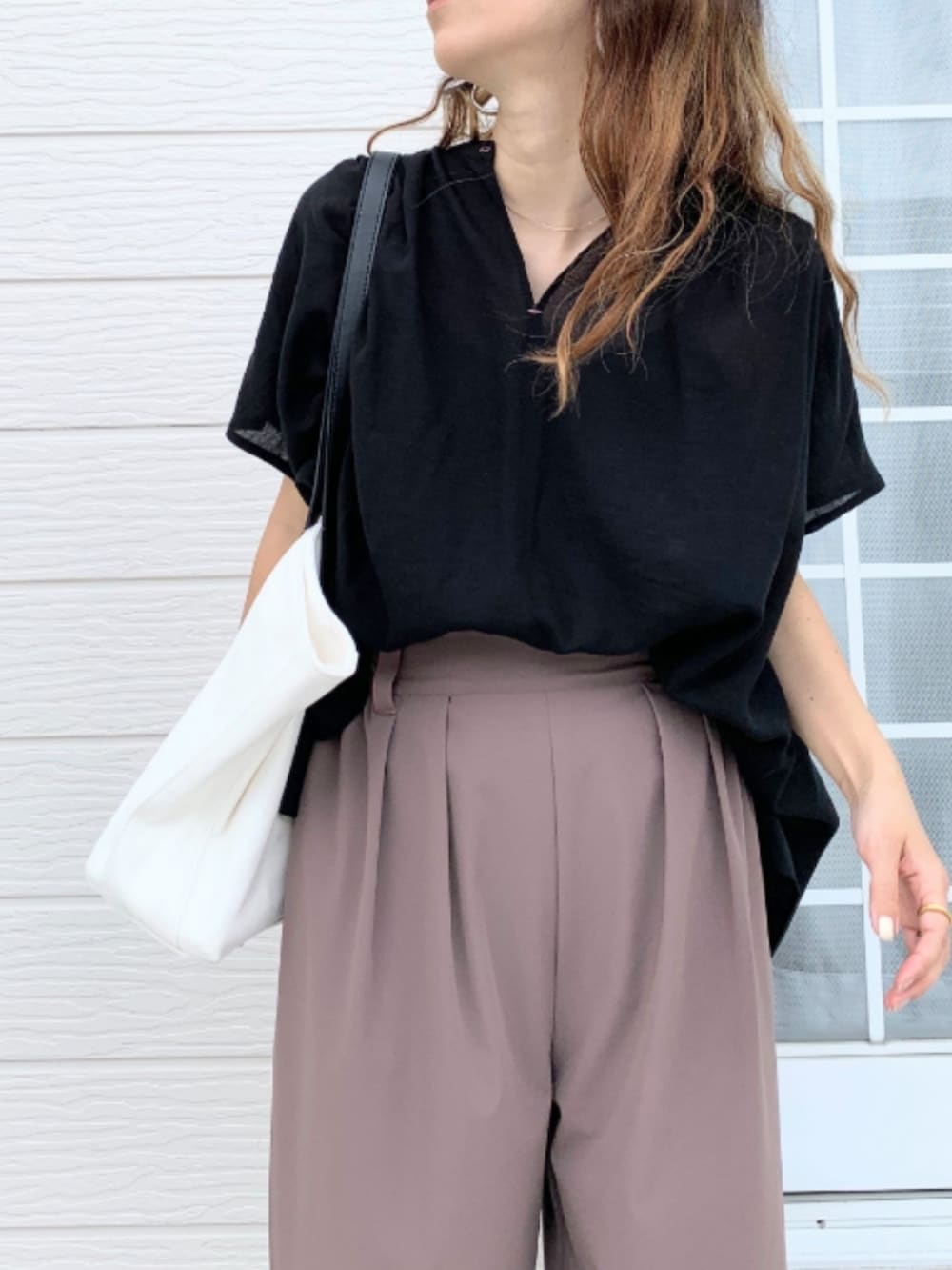 ホワイト系のトートバッグ、ブラウン系のその他パンツ、ブラック系のシャツ/ブラウスを着用したレディースの夏コーディネートの4枚目の写真
