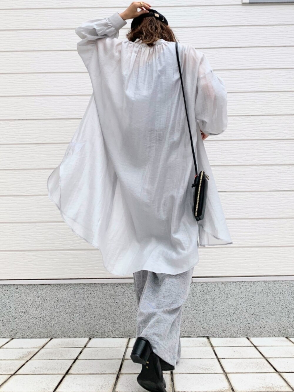 グレー系のその他パンツ、ブラック系のショルダーバッグ、グレー系のシャツ/ブラウスを着用したレディースの春コーディネートの3枚目の写真