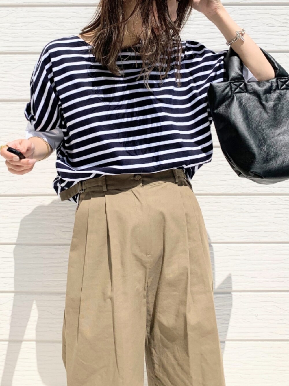 グリーン系のその他パンツ、ブルー系のTシャツ/カットソーを着用したレディースの春コーディネートの4枚目の写真