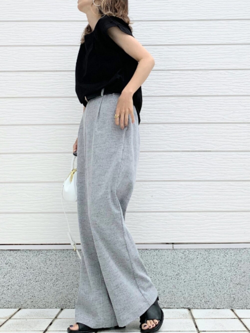 ブラック系のTシャツ/カットソー、ホワイト系のショルダーバッグ、グレー系のその他パンツを着用したレディースの春コーディネートの2枚目の写真