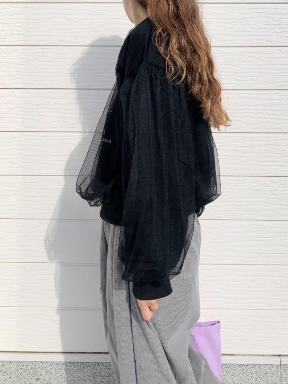 パープル系のトートバッグ、ホワイト系のスニーカー、グレー系のその他パンツを着用したレディースの秋コーディネートの5枚目の写真