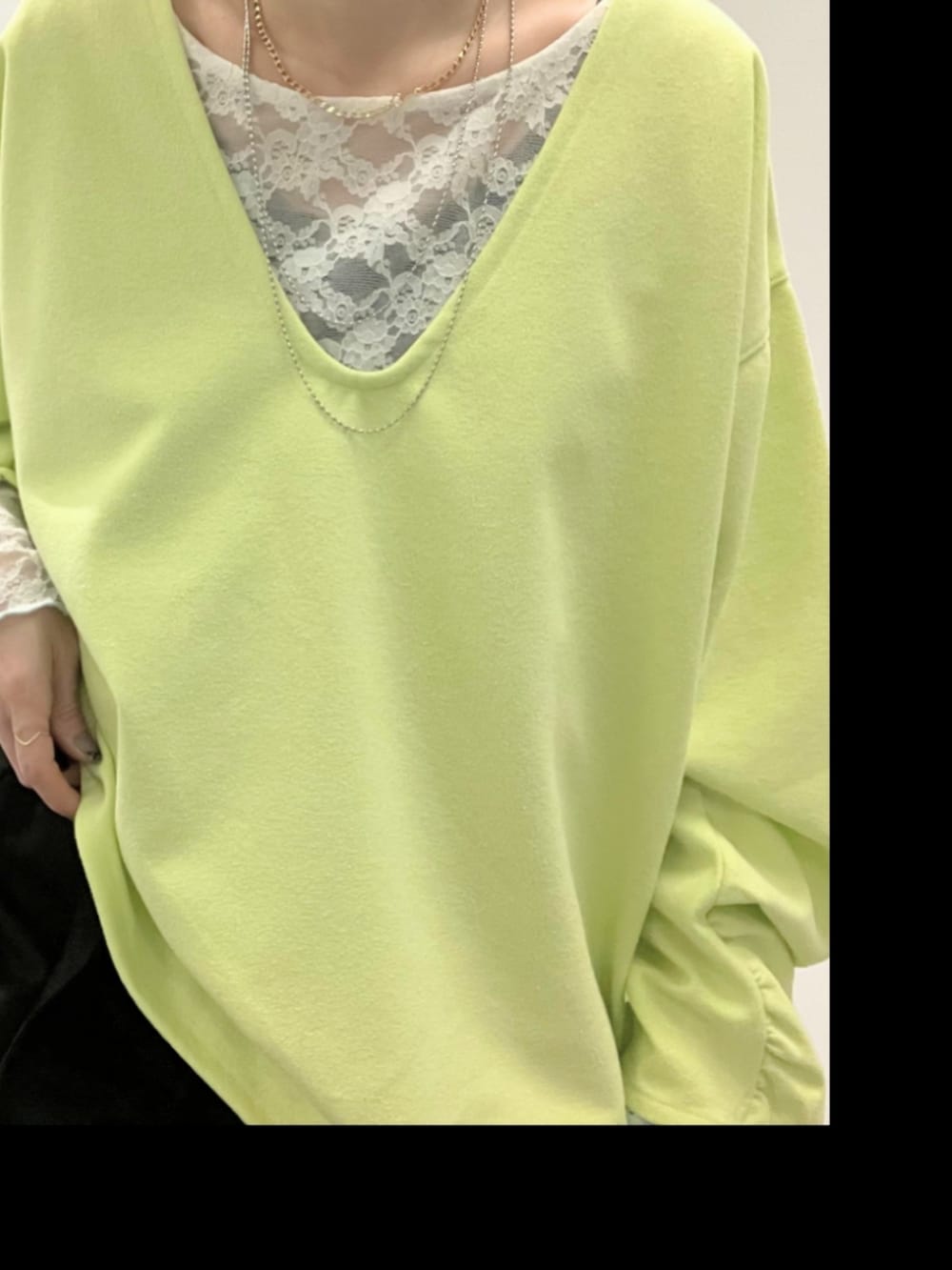 ホワイト系のTシャツ/カットソー、ブラック系のその他パンツ、グリーン系のTシャツ/カットソーを着用したレディースの春コーディネートの3枚目の写真