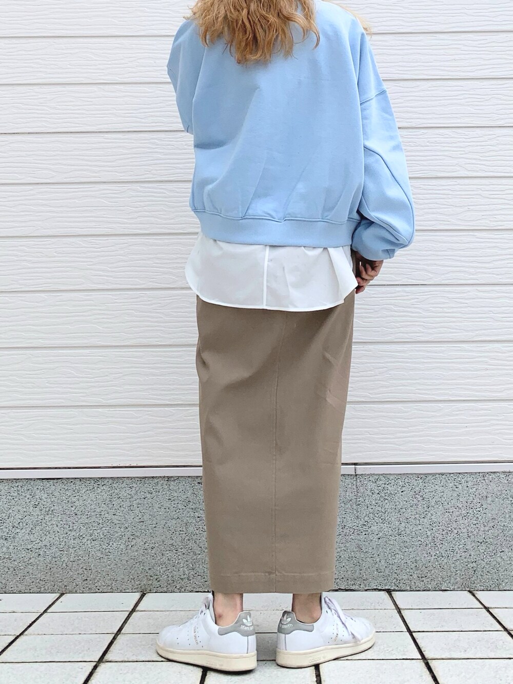 ブルー系のスウェット、ホワイト系のTシャツ/カットソー、ホワイト系のスニーカーを着用したレディースの冬コーディネートの3枚目の写真
