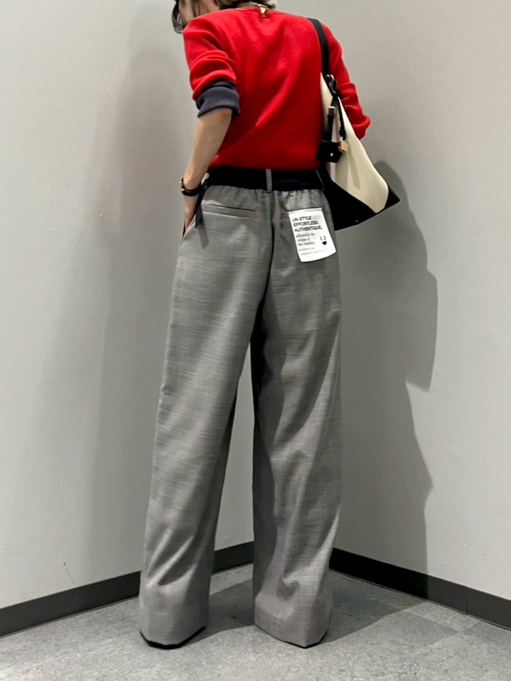 ブラック系のその他パンツ、レッド系のニット/セーターを着用したレディースの秋コーディネートの3枚目の写真