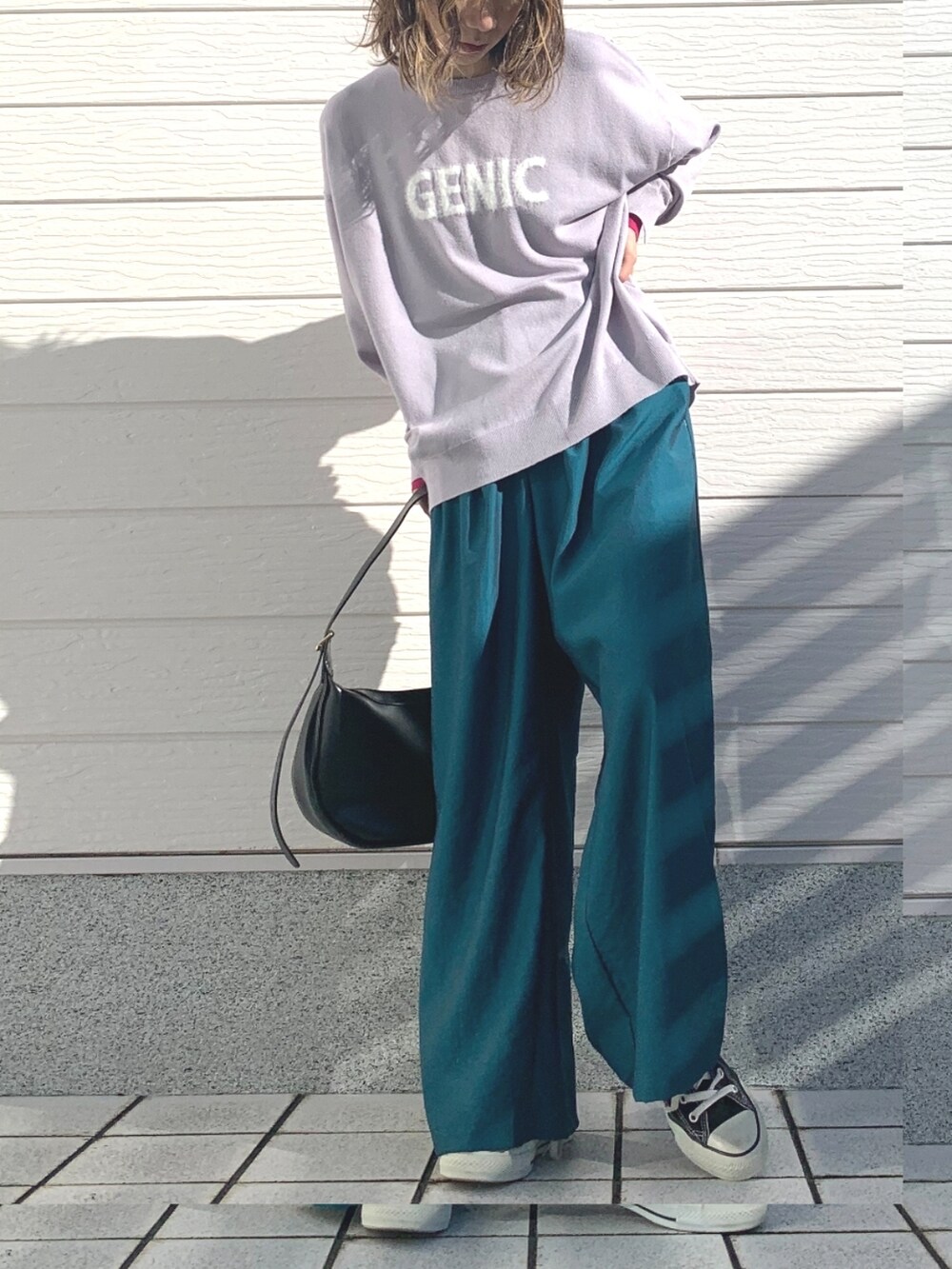 ブルー系のその他パンツ、ブラック系のスニーカー、グレー系のニット/セーターを着用したレディースの冬コーディネートの2枚目の写真