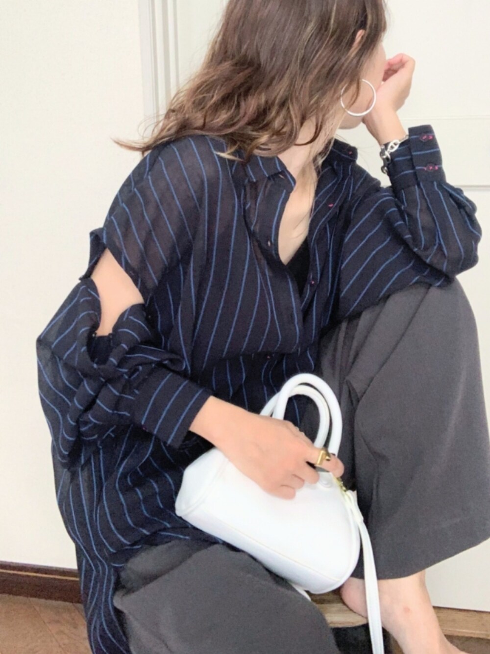 グレー系のその他パンツ、ブルー系のシャツ/ブラウス、ブラック系のベルトを着用したレディースの夏コーディネートの3枚目の写真