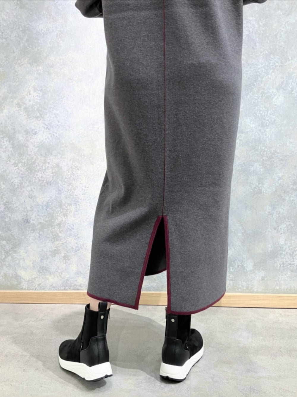 ブラック系のブーツ、ベージュ系のハンドバッグ、ブラック系のシャツ/ブラウスを着用したレディースの秋コーディネートの4枚目の写真