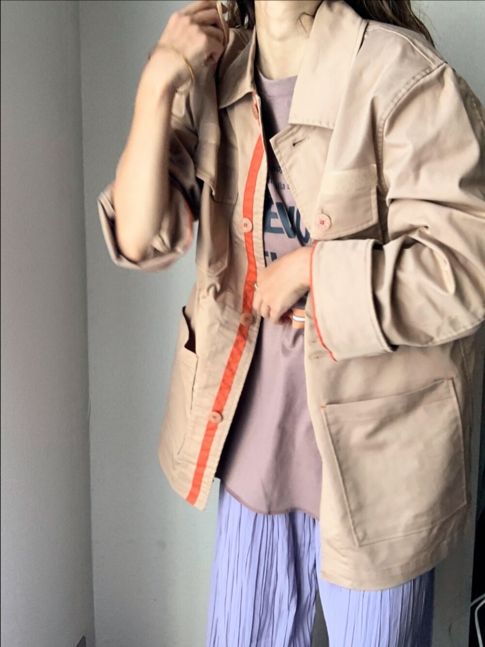 パープル系のその他パンツ、ベージュ系のTシャツ/カットソー、ブラウン系のブーツを着用したレディースの秋コーディネートの5枚目の写真