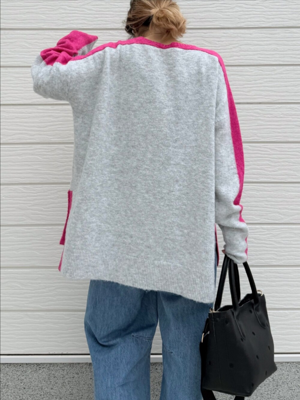 ブルー系のデニムパンツ、ブラック系のトートバッグ、グレー系のニット/セーターを着用したレディースの冬コーディネートの5枚目の写真