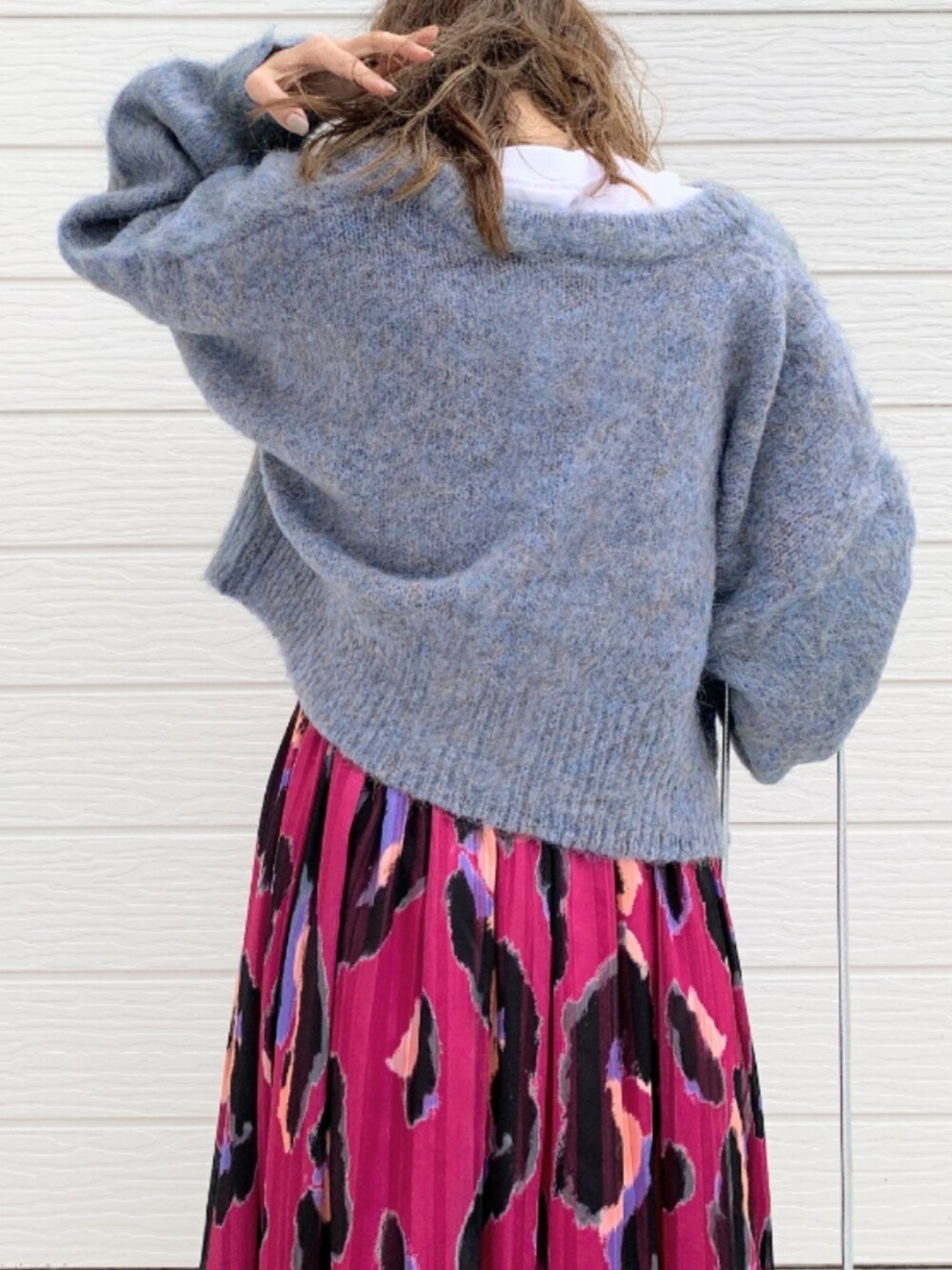 ホワイト系のTシャツ/カットソー、ピンク系のスカート、シルバー系のショルダーバッグを着用したレディースの秋コーディネートの5枚目の写真