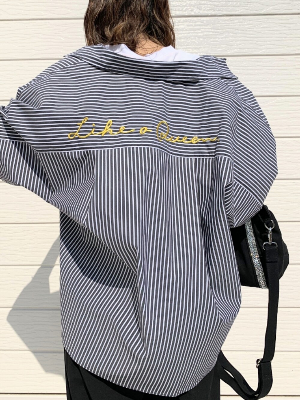 ブラック系のその他パンツ、ブラック系のシャツ/ブラウス、ホワイト系のTシャツ/カットソーを着用したレディースの春コーディネートの4枚目の写真