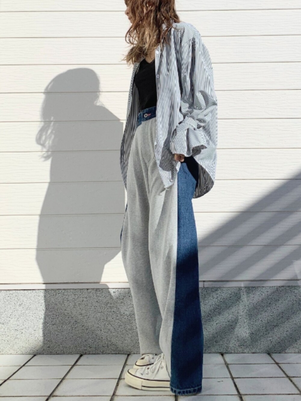 ホワイト系のスニーカー、ブラック系のシャツ/ブラウス、ブラック系のキャミソールを着用したレディースの冬コーディネートの2枚目の写真