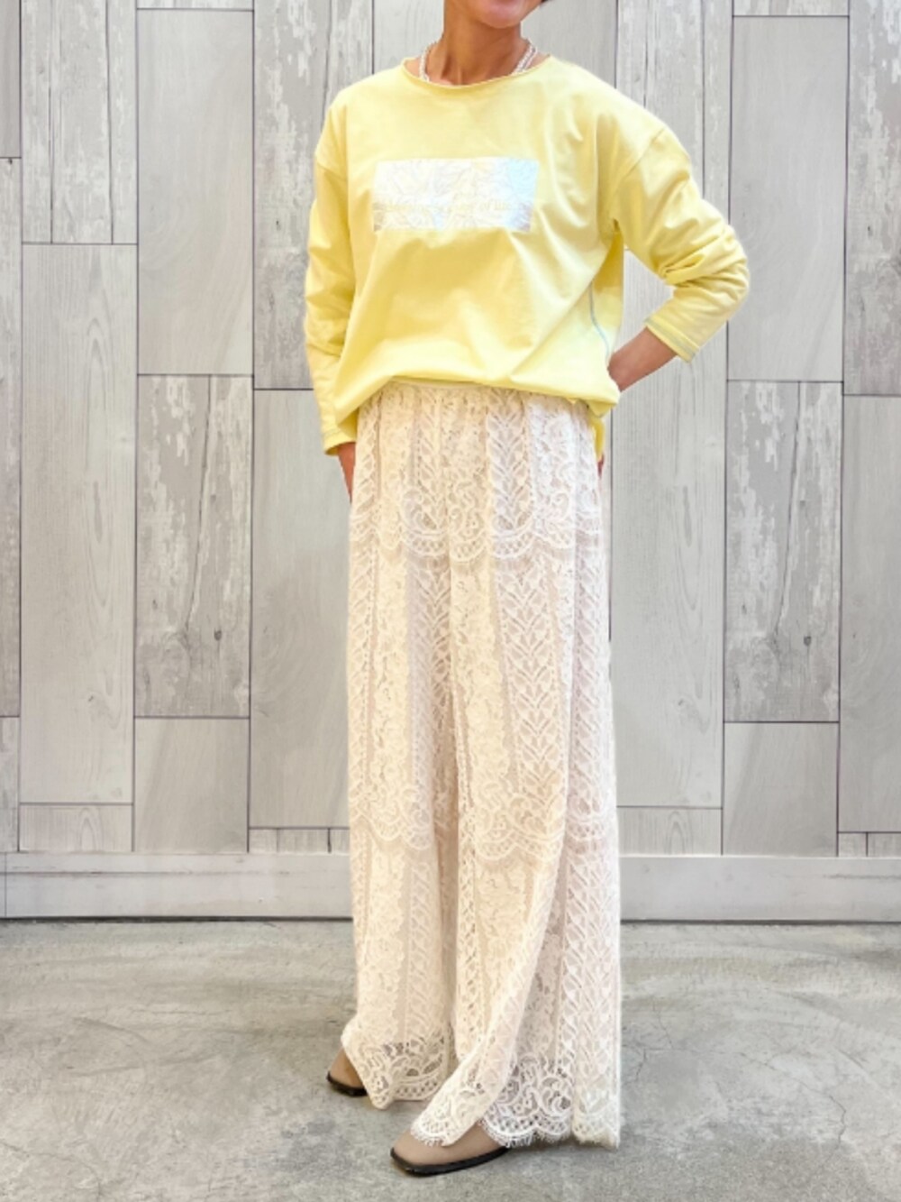 ベージュ系のブーツ、ホワイト系のその他パンツ、イエロー系のTシャツ/カットソーを着用したレディースの冬コーディネートの2枚目の写真