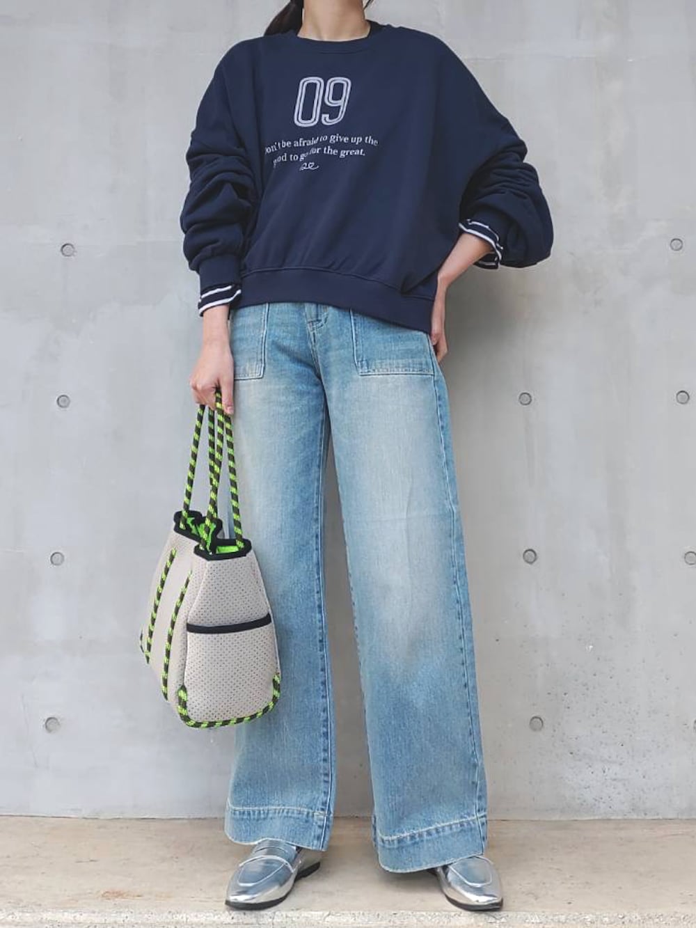 ブルー系のスウェット、ブルー系のTシャツ/カットソー、グレー系のトートバッグを着用したレディースの冬コーディネートの2枚目の写真