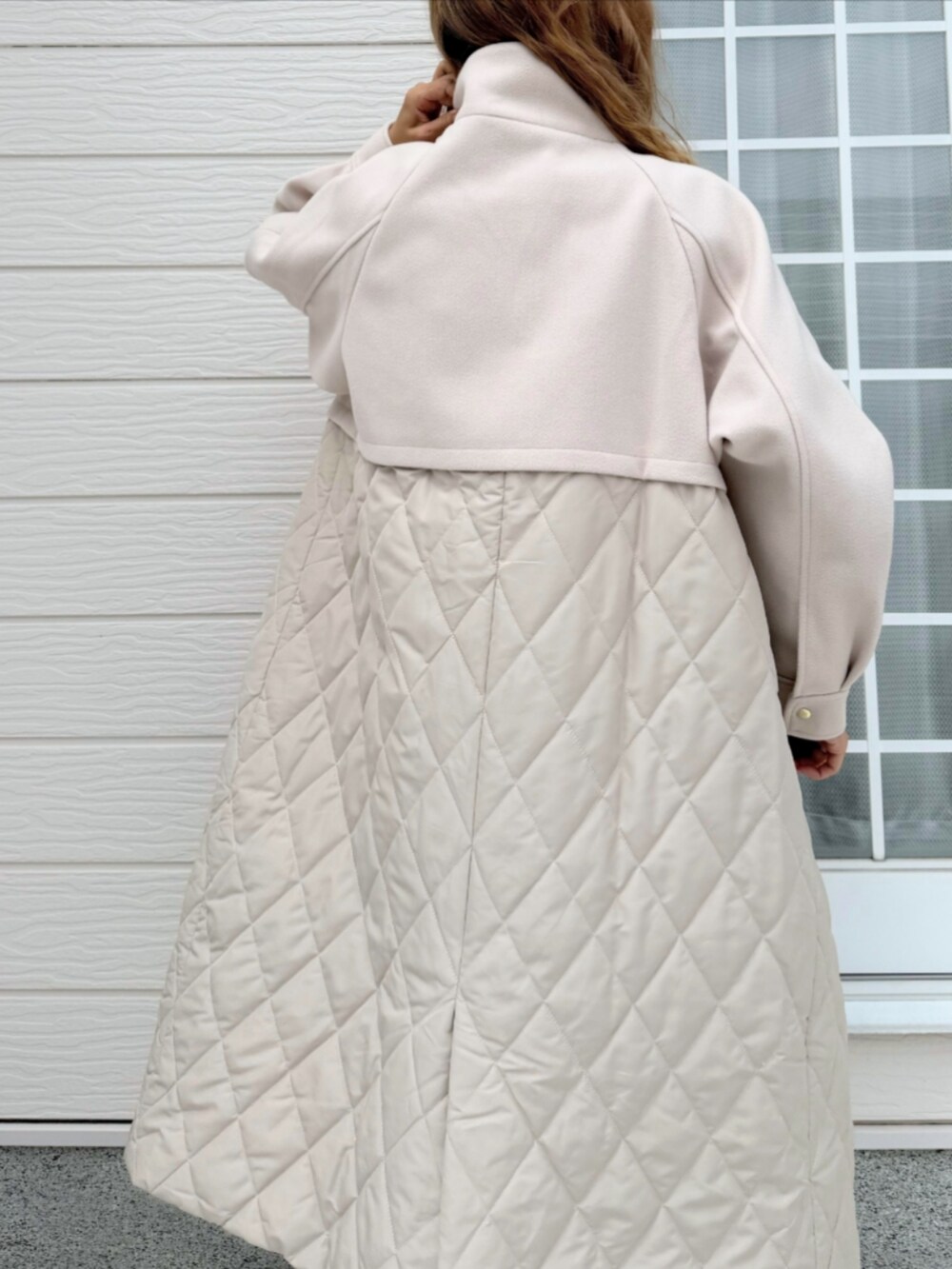 ブラック系のスカート、グレー系のTシャツ/カットソー、ベージュ系のその他アウターを着用したレディースの秋コーディネートの5枚目の写真