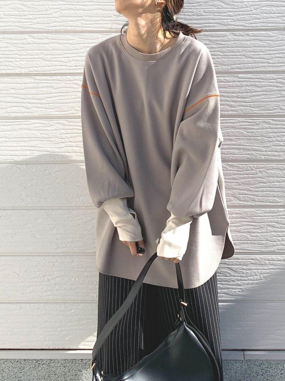 ブラック系のその他パンツ、ブラック系のスニーカー、ブラック系のショルダーバッグを着用したレディースの冬コーディネートの4枚目の写真