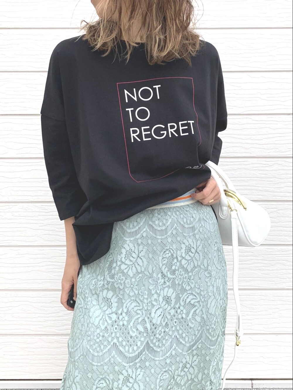 グリーン系のスカート、ブラック系のサンダル、ブラック系のTシャツ/カットソーを着用したレディースの春コーディネートの4枚目の写真