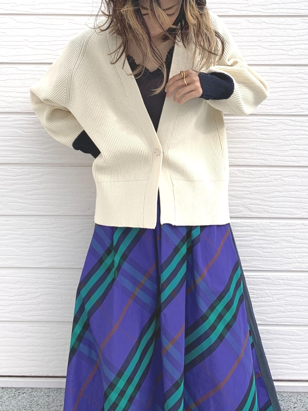 ホワイト系のスニーカー、その他のスカート、ホワイト系のカーディガン/ボレロを着用したレディースの冬コーディネートの3枚目の写真