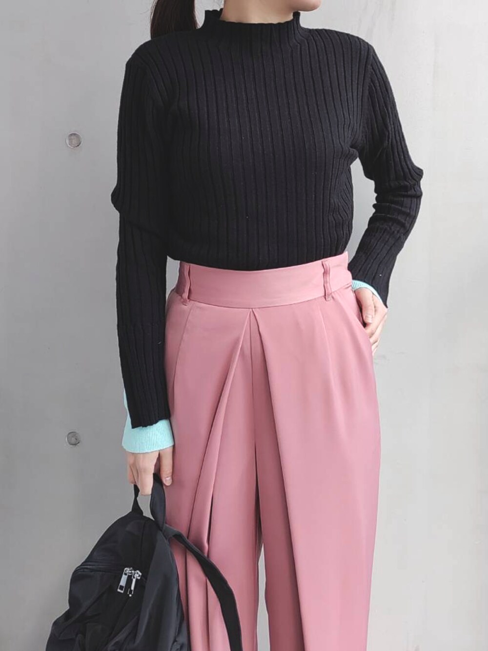 ブラック系のニット/セーター、ピンク系のその他パンツ、ホワイト系のスニーカーを着用したレディースの冬コーディネートの3枚目の写真