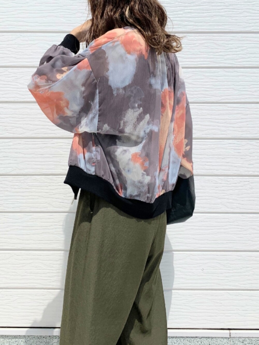 グリーン系のその他パンツ、ブラウン系のサンダル、イエロー系のブルゾンを着用したレディースの夏コーディネートの4枚目の写真