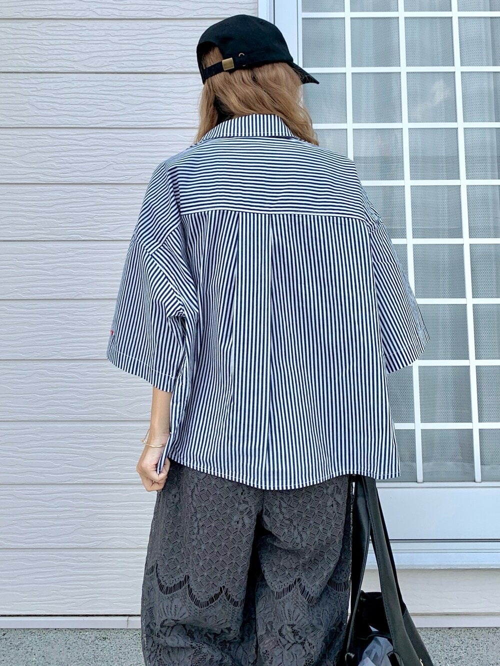 ブルー系のシャツ/ブラウス、ブラック系のトートバッグ、グレー系のその他パンツを着用したレディースの夏コーディネートの5枚目の写真