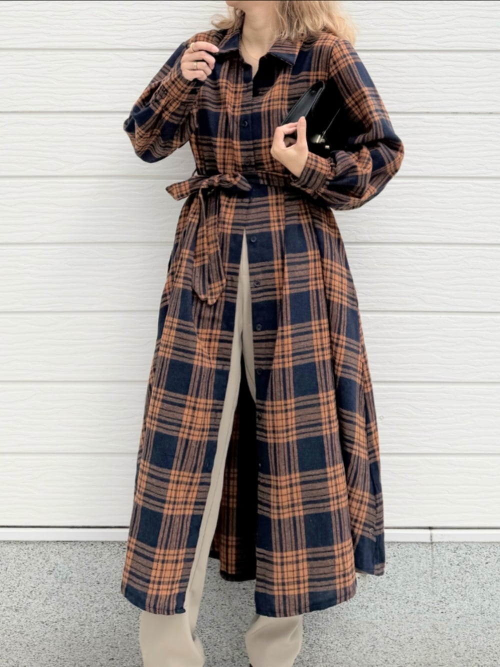 ブラウン系のブーツ、ベージュ系のその他パンツ、オレンジ系のシャツワンピースを着用したレディースの秋コーディネートの3枚目の写真