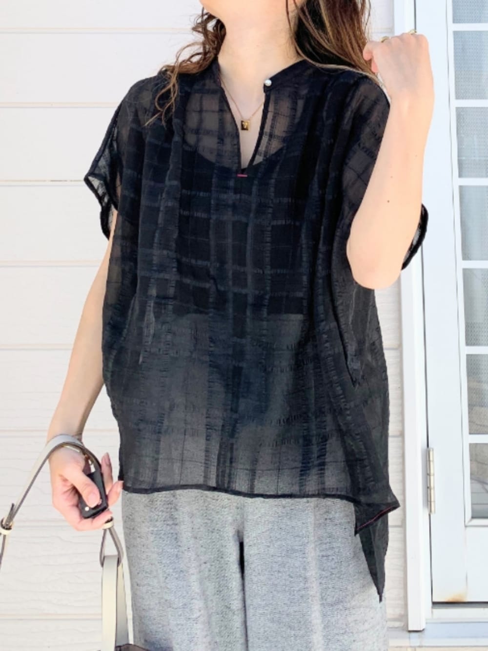 グレー系のトートバッグ、グレー系のその他パンツ、ブラック系のパンプスを着用したレディースの春コーディネートの3枚目の写真