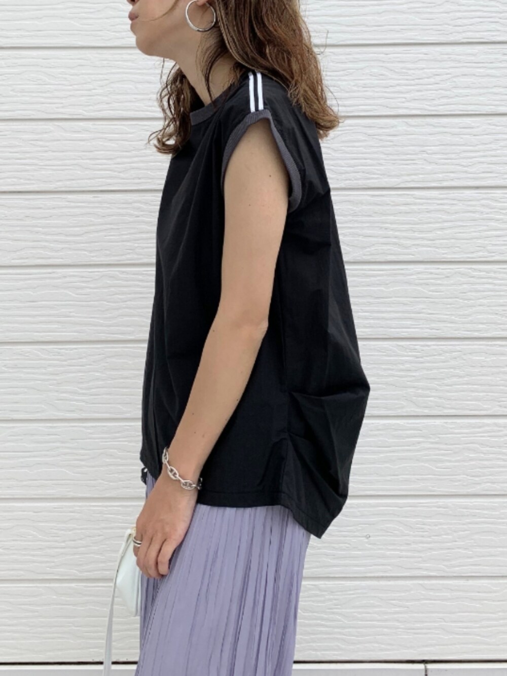 ホワイト系のショルダーバッグ、パープル系のその他パンツ、ブラック系のTシャツ/カットソーを着用したレディースの夏コーディネートの5枚目の写真