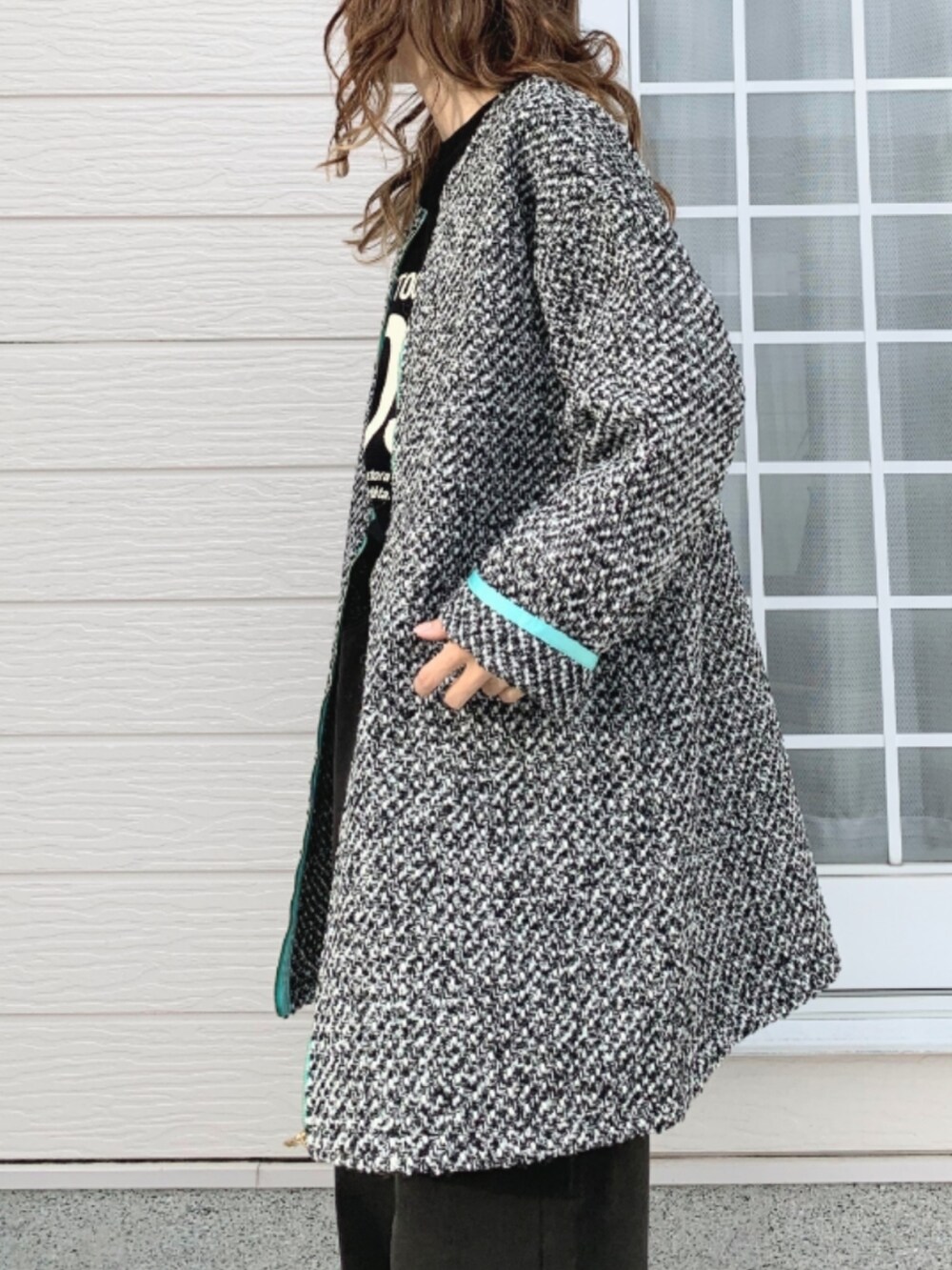 ブラック系のデニムパンツ、ブラック系のショルダーバッグ、ブラック系のTシャツ/カットソーを着用したレディースの秋コーディネートの5枚目の写真