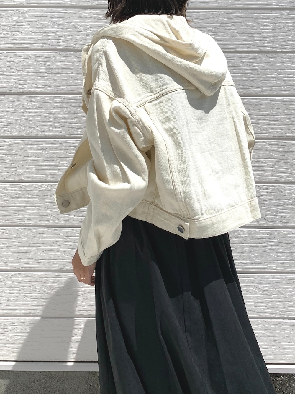 ベージュ系のバックパック/リュック、ブラック系のその他パンツ、ホワイト系のスニーカーを着用したレディースの夏コーディネートの3枚目の写真