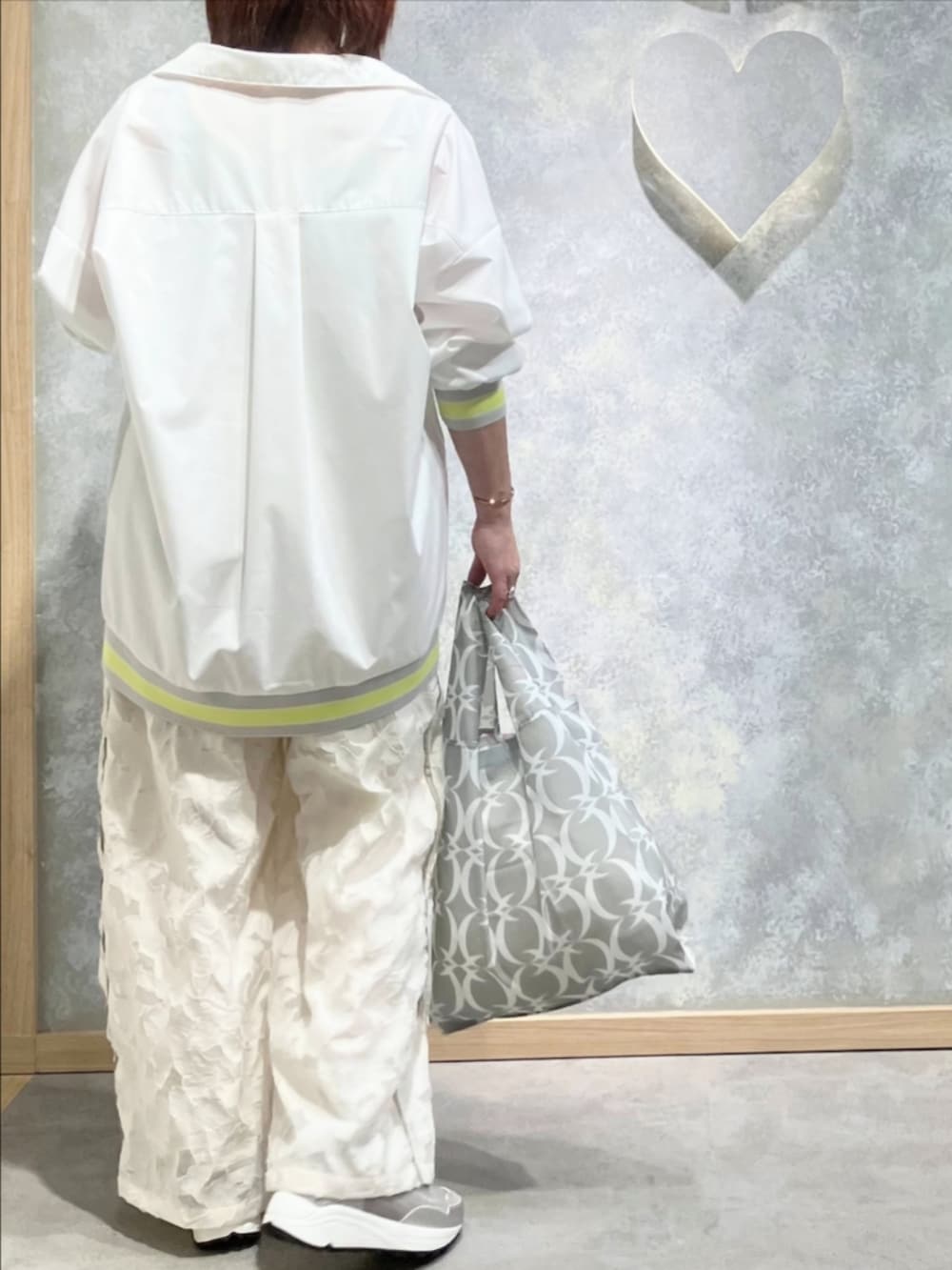 グレー系のエコバッグ/サブバッグ、ホワイト系のその他パンツ、ホワイト系のシャツ/ブラウスを着用したレディースの冬コーディネートの3枚目の写真