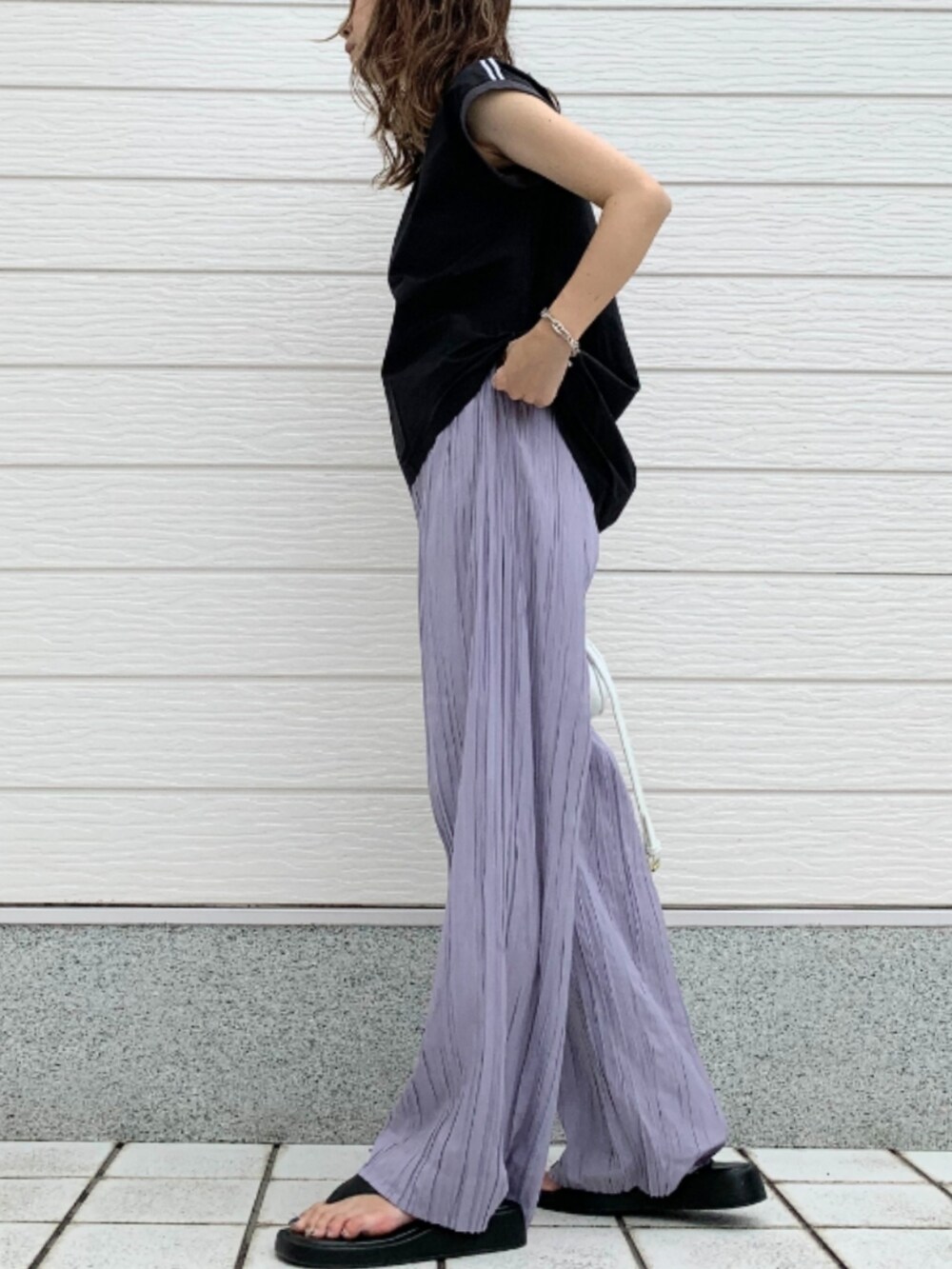 ホワイト系のショルダーバッグ、パープル系のその他パンツ、ブラック系のTシャツ/カットソーを着用したレディースの夏コーディネートの2枚目の写真