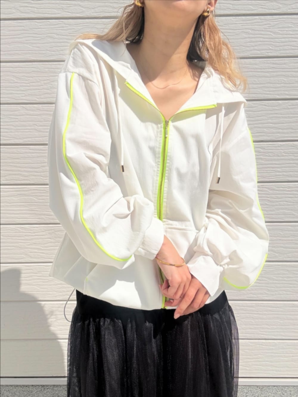 ブラック系のスカート、ブラック系のパーカーを着用したレディースの春コーディネートの5枚目の写真