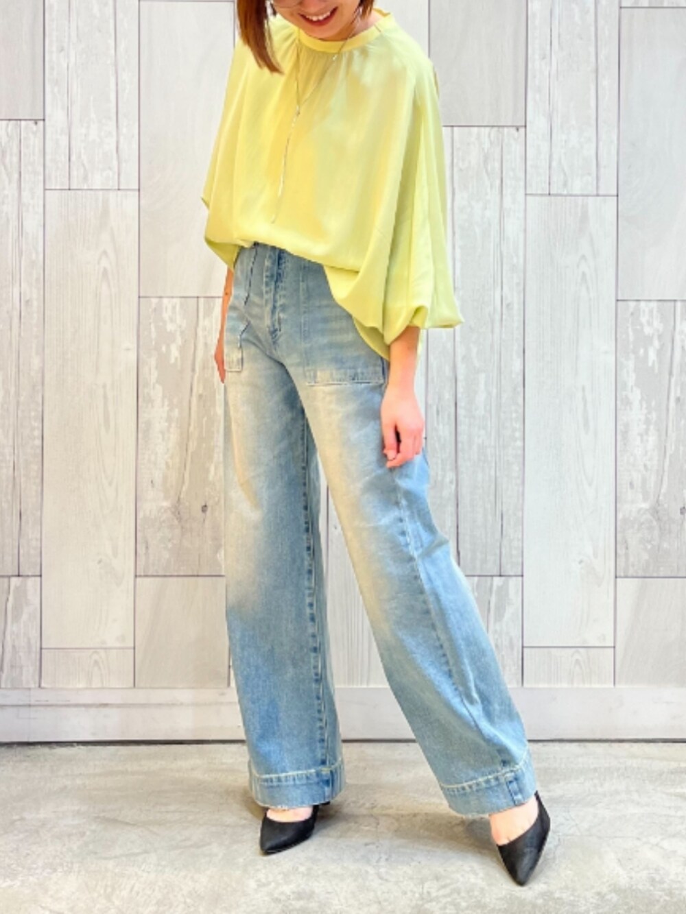 ブルー系のデニムパンツ、イエロー系のシャツ/ブラウスを着用したレディースの春コーディネートの2枚目の写真