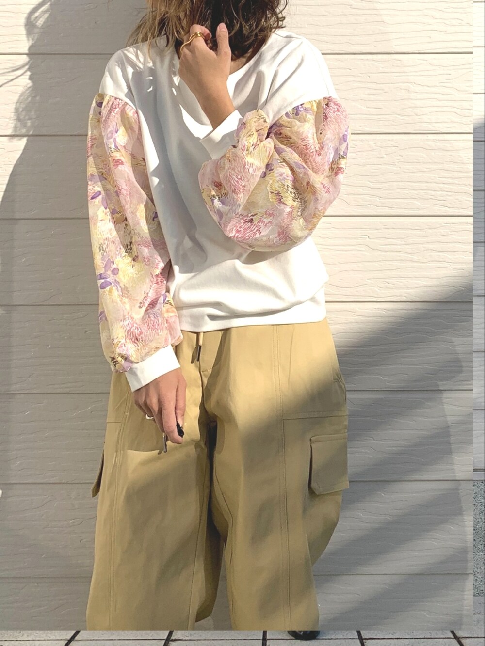 ベージュ系のその他パンツ、ホワイト系のTシャツ/カットソーを着用したレディースの冬コーディネートの3枚目の写真