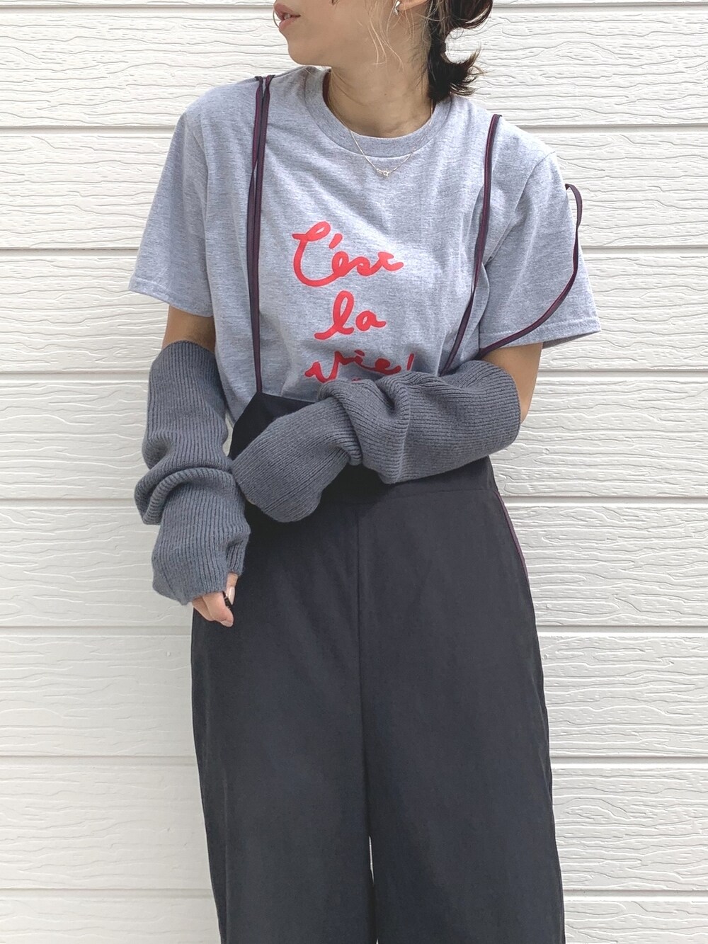 グレー系のTシャツ/カットソー、ブラック系のサロペット/オーバーオール、グレー系のアームカバーを着用したレディースの秋コーディネートの3枚目の写真