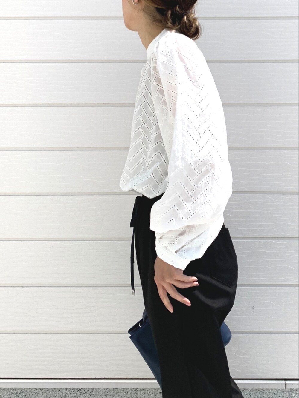 ホワイト系のシャツ/ブラウス、ブルー系のハンドバッグ、ブラック系のその他パンツを着用したレディースの春コーディネートの3枚目の写真