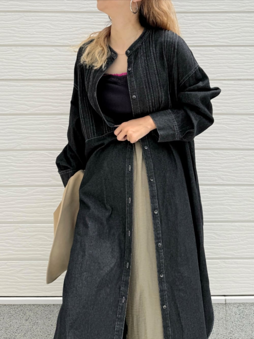 グリーン系のその他パンツ、ブラック系のシャツワンピース、ベージュ系のトートバッグを着用したレディースの夏コーディネートの2枚目の写真