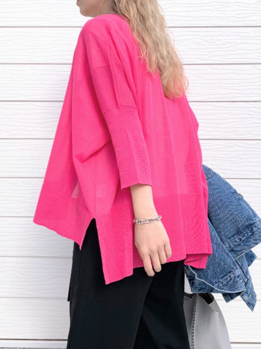 ブルー系のその他パンツ、グレー系のトートバッグ、ホワイト系のTシャツ/カットソーを着用したレディースの春コーディネートの5枚目の写真