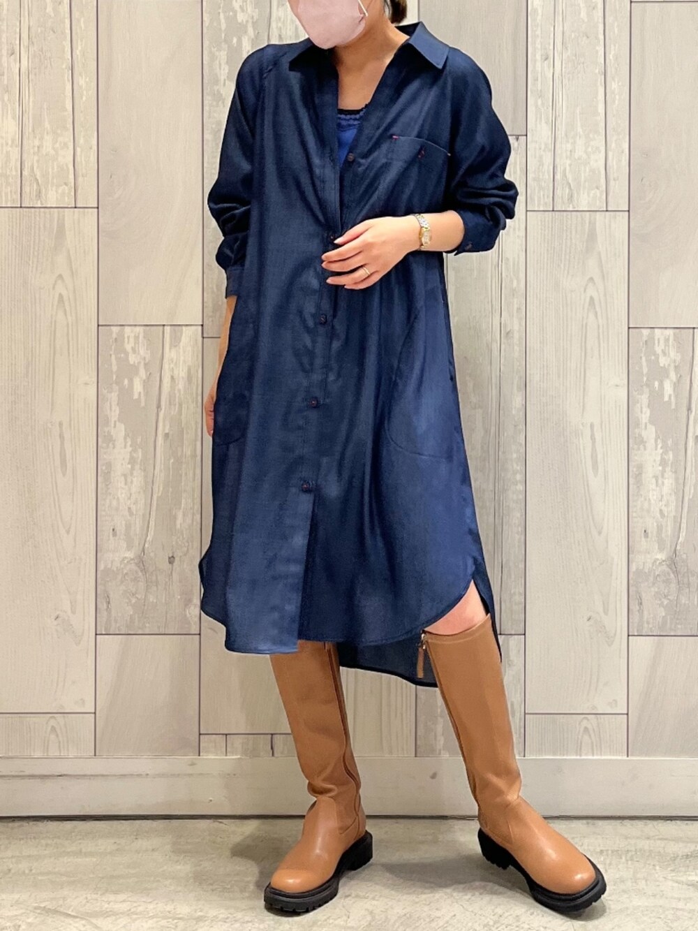 イエロー系のブーツ、ブルー系のシャツワンピースを着用したレディースの冬コーディネートの2枚目の写真