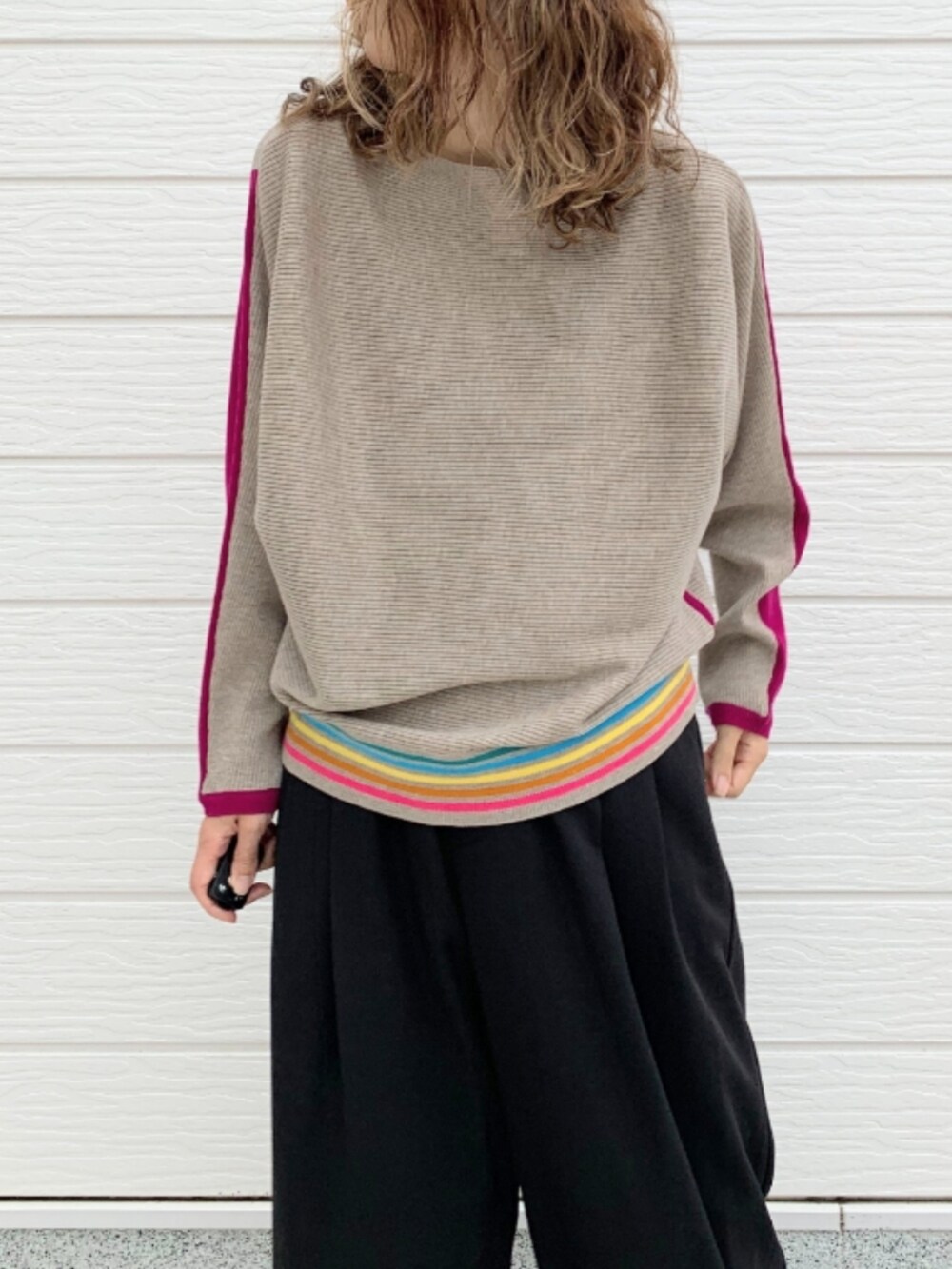 ブラック系のローファー、ブラック系のその他パンツ、ベージュ系のニット/セーターを着用したレディースの夏コーディネートの4枚目の写真