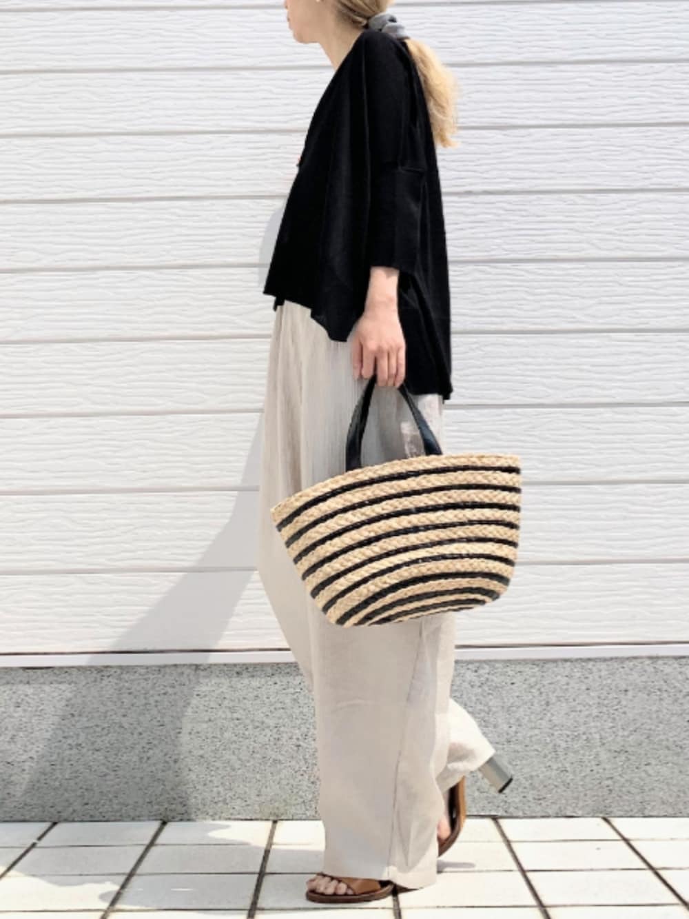 ベージュ系のその他パンツ、ブラック系のかごバッグ、ブラック系のカーディガン/ボレロを着用したレディースの春コーディネートの2枚目の写真