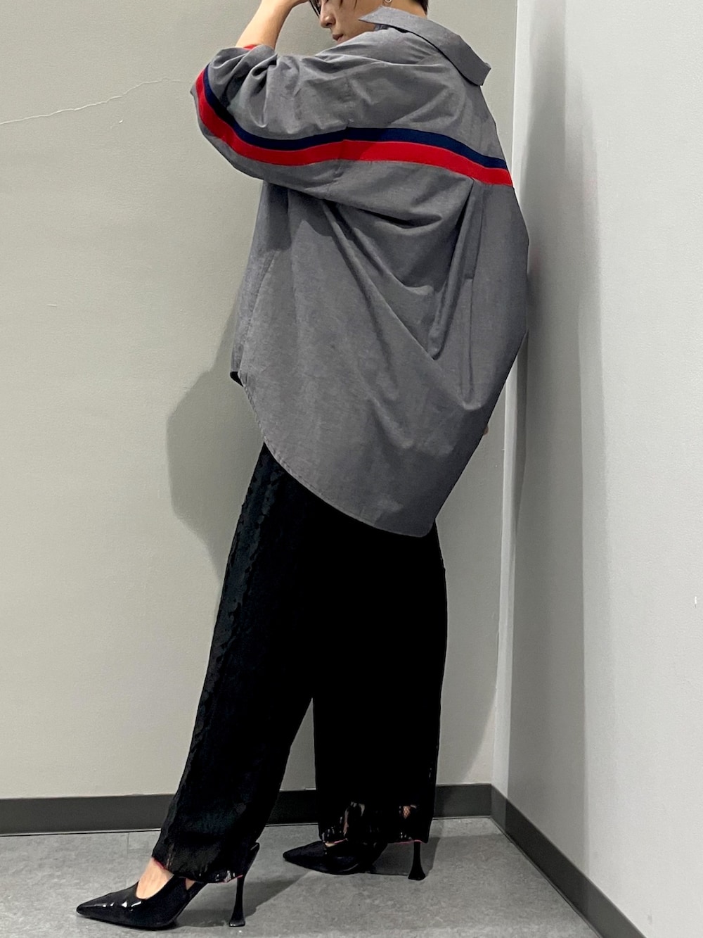 ブラック系のその他パンツ、ブルー系のシャツ/ブラウスを着用したレディースの秋コーディネートの4枚目の写真
