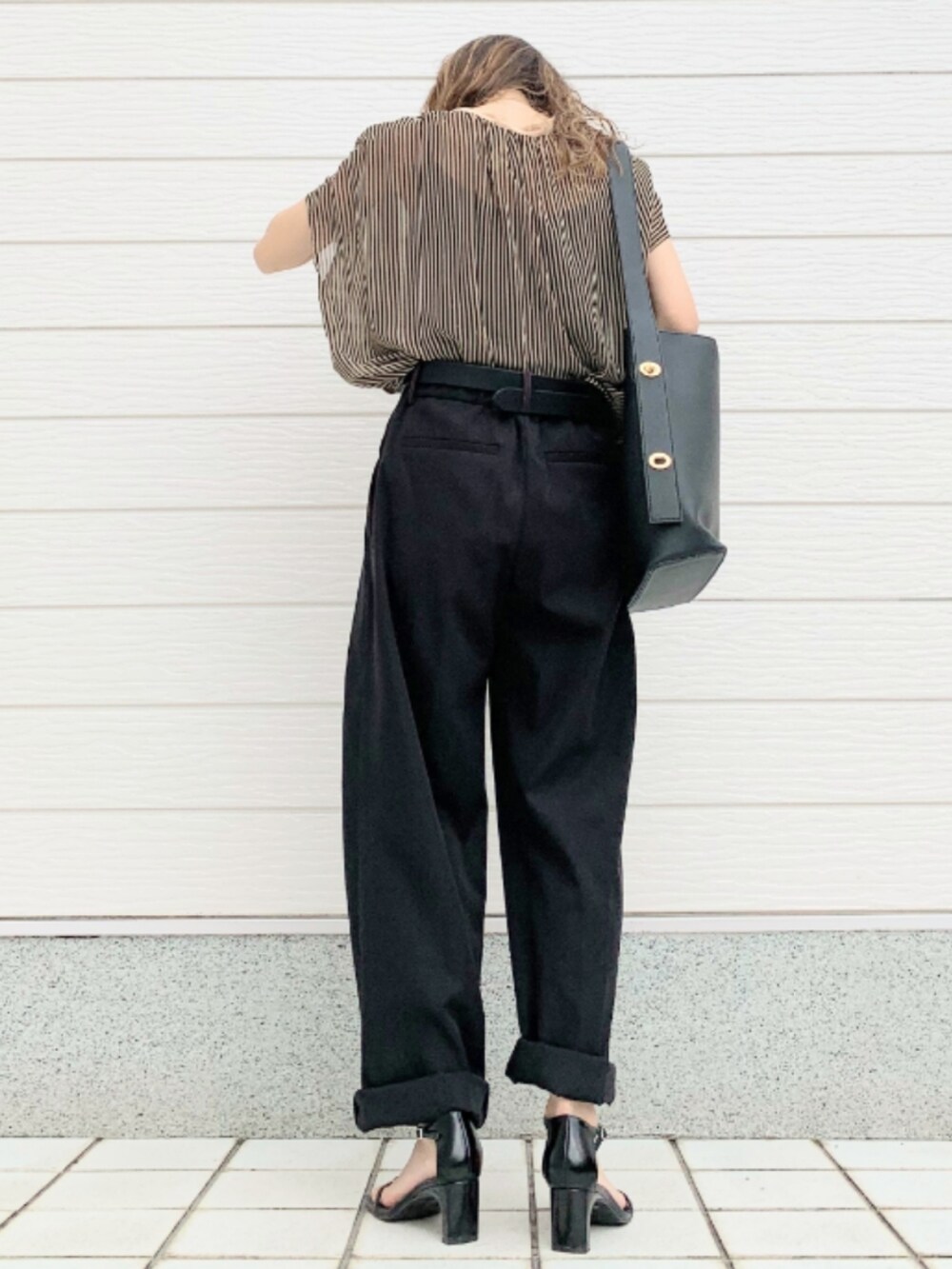 ブラック系のその他パンツ、ブラック系のトートバッグ、ブラック系のキャミソールを着用したレディースの春コーディネートの3枚目の写真