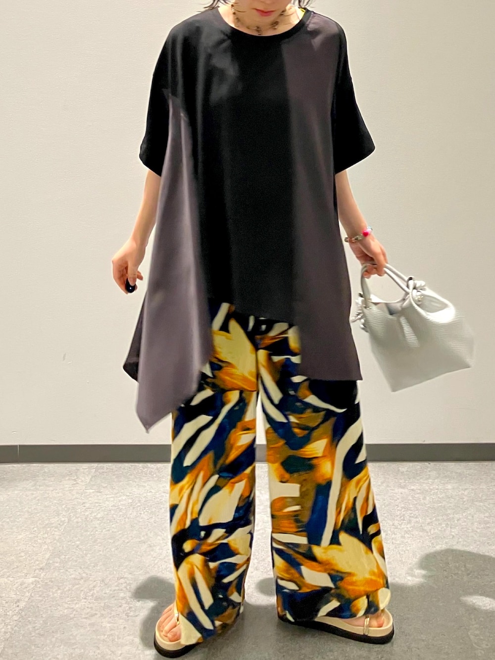 ブラック系のTシャツ/カットソー、ブルー系のその他パンツ、シルバー系のトートバッグを着用したレディースの夏コーディネートの8枚目の写真