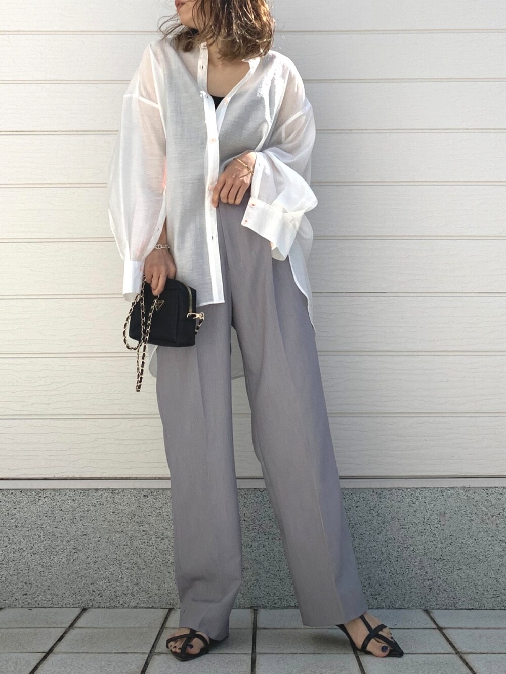 グレー系のその他パンツ、ブラック系のキャミソール、ホワイト系のシャツ/ブラウスを着用したレディースの春コーディネートの2枚目の写真