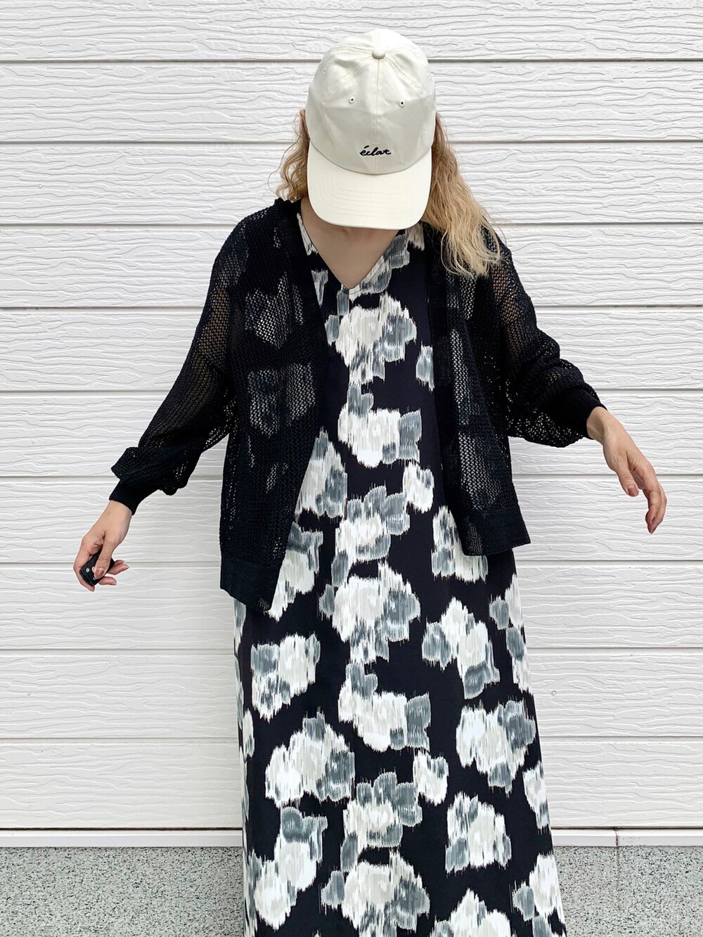 ブラック系のワンピース、ブラック系のカーディガン/ボレロ、ブルー系のデニムパンツを着用したレディースの夏コーディネートの3枚目の写真