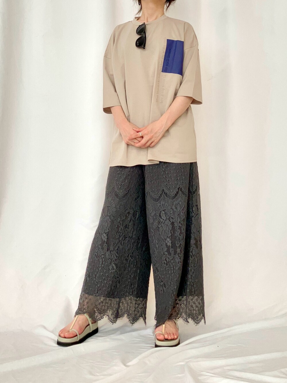 ベージュ系のTシャツ/カットソー、グレー系のその他パンツ、グレー系のサンダルを着用したレディースの夏コーディネートの5枚目の写真
