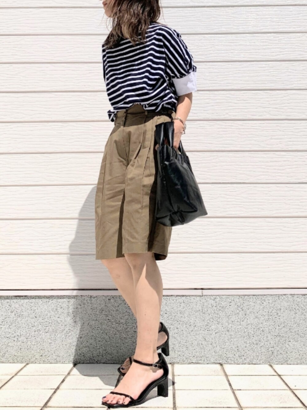 グリーン系のその他パンツ、ブルー系のTシャツ/カットソーを着用したレディースの春コーディネートの2枚目の写真