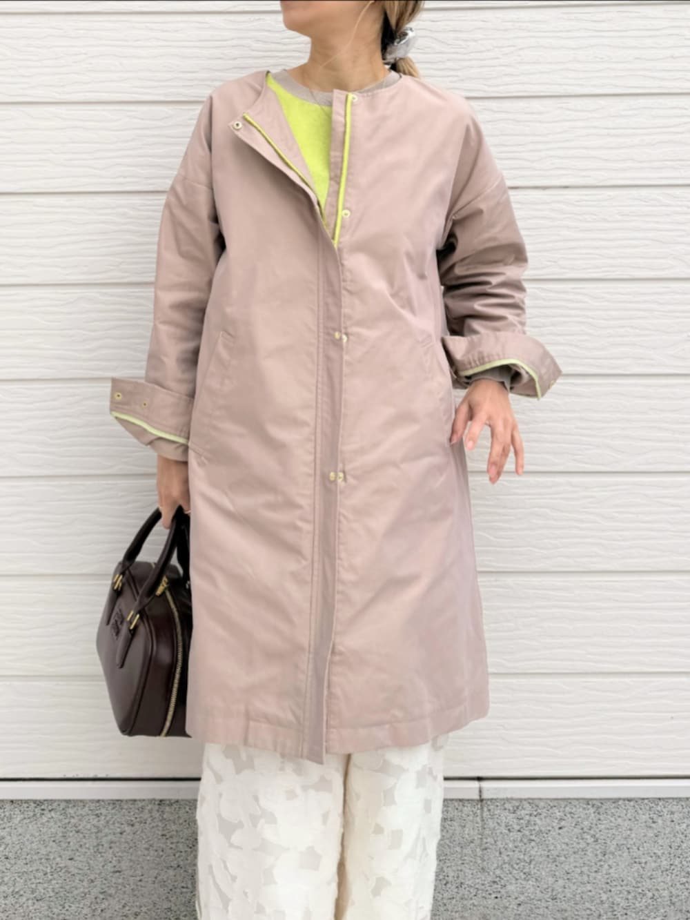 グレー系のニット/セーター、ホワイト系のその他パンツ、ベージュ系のノーカラーコートを着用したレディースの冬コーディネートの5枚目の写真